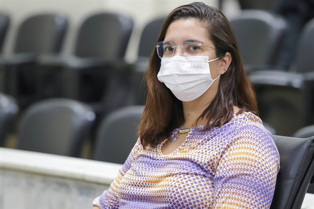 Estudantes tiveram acesso a documentos históricos da cidade, como a ata de fundação da Câmara