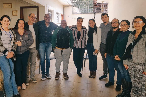 Vereador Cássio Luiz ao lado de servidores do Conselho Tutelar de Piracicaba 