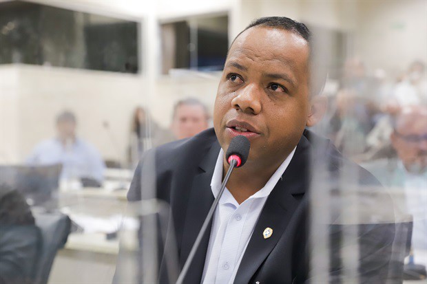 De acordo com o vereador Thiago Ribeiro (PSC), a diretora Leda é uma defensora da educação 