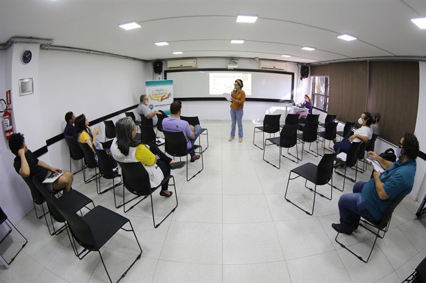 Palestra foi realizada de forma presencial, na Escola do Legislativo, na tarde desta quinta-feira (23)