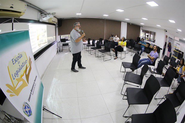 Palestra foi realizada de forma presencial, na Escola do Legislativo, na tarde desta quinta-feira (23)
