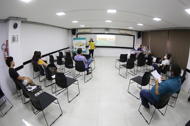 Palestra foi realizada de forma presencial, na Escola do Legislativo, na tarde desta quinta-feira (23)