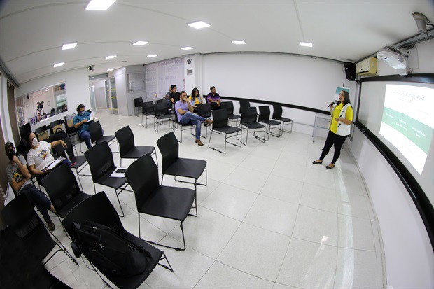 Palestra foi realizada de forma presencial, na Escola do Legislativo, na tarde desta quinta-feira (23)