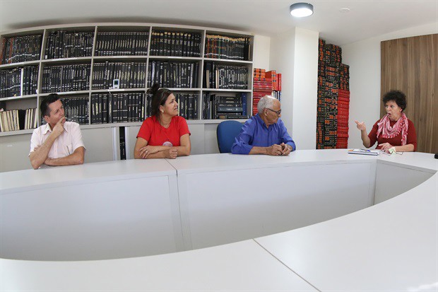 Moradores durante reunião com a vereadora Rai de Almeida na tarde desta terça-feira (27)