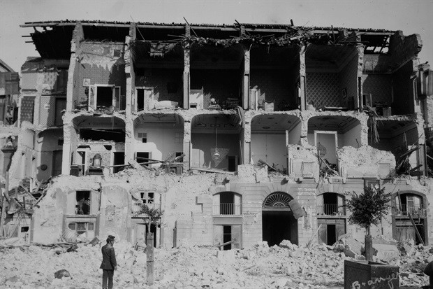Em 1908, o terremoto de Messina chegou a matar metade da população de algumas cidades; muitos dos sobreviventes ficaram desabrigados / Créditos: Ancestry/Branger/Roger Viollet