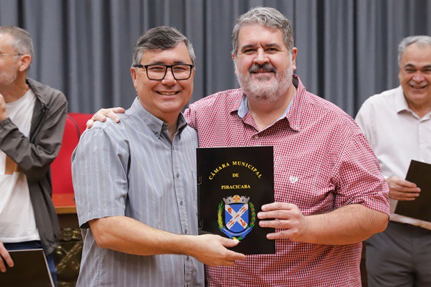 Muro do Centro Comunitário do bairro recebeu painéis elaborados pelos artistas em parceria com as crianças da comunidade