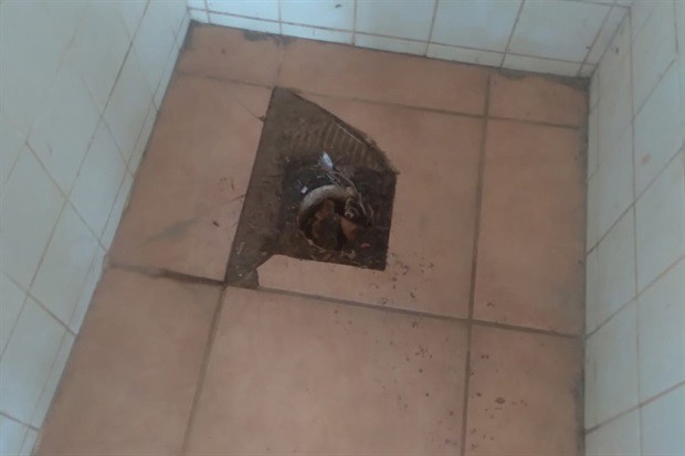 Moradores do Jardim Astúrias tem medo de acidentes devido à má conservação do vestiário