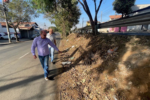 Em local próximo, moradores solicitam limpeza, tapa-buracos e desobstrução de boca de lobo