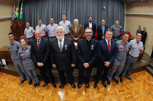 Solenidade ocorreu na noite desta quarta-feira, no salão nobre da Câmara