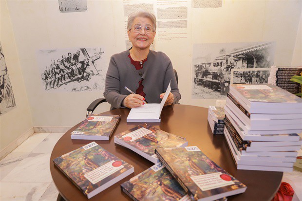 Historiadora Marly Therezinha Germano Perecin autografando os livros no Espaço Prudente de Morais, da Câmara Municipal de Piracicaba