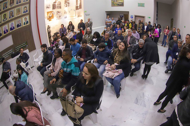 Público também acompanhou a solene do hall de entrada do salão nobre