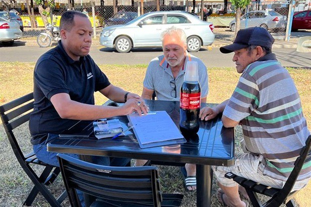 O primeiro Gabinete Itinerante do parlamentar aconteceu ao lado do varejão do bairro Alvorada e atendeu dezenas de pessoas que por lá passaram.