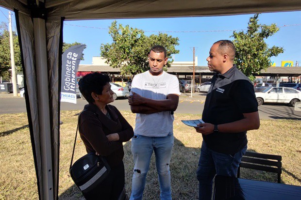 O primeiro Gabinete Itinerante do parlamentar aconteceu ao lado do varejão do bairro Alvorada e atendeu dezenas de pessoas que por lá passaram.