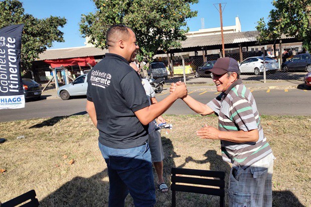 O primeiro Gabinete Itinerante do parlamentar aconteceu ao lado do varejão do bairro Alvorada e atendeu dezenas de pessoas que por lá passaram.