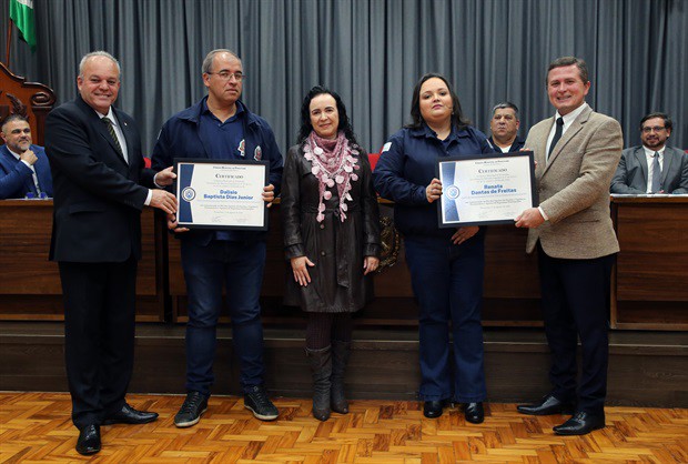 Servidores do Centro de Ressocialização Feminino receberam quadros alusivos à solenidade