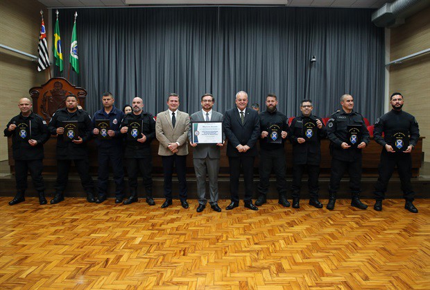 Membros da Célula de Intervenção Rápida CIR do Centro de Detenção Provisória recebem pasta com a moção de aplausos 143/2022 