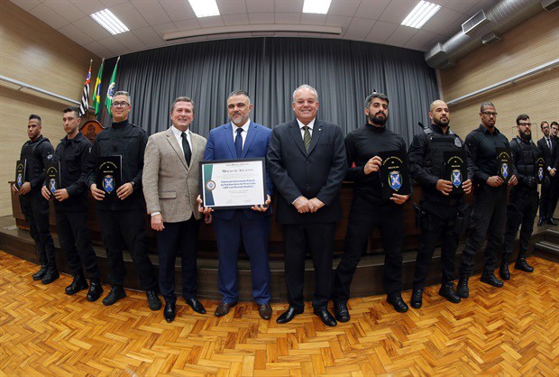 Membros da Célula de Intervenção Rápida CIR da Prisão Masculina recebem pasta com a moção de aplausos 143/2022 