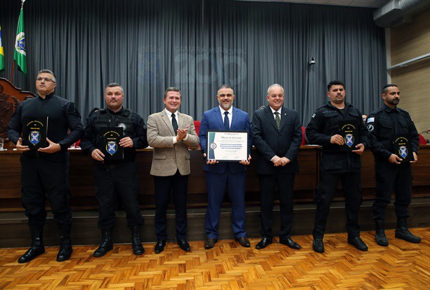 Membros da Célula de Intervenção Rápida CIR da Prisão Masculina recebem pasta com a moção de aplausos 143/2022 