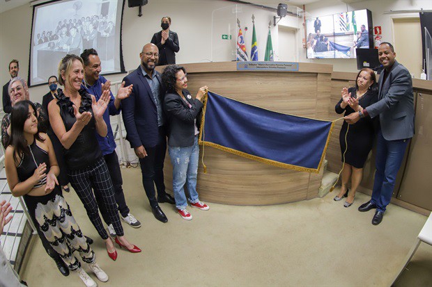 Descerramento da placa, na tribuna, com o nome de Ditinha Penezzi