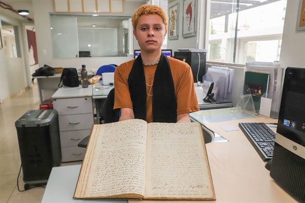 O estagiário Gabriel Tenório realizou a identificação e a transcrição dos itens presentes no livro