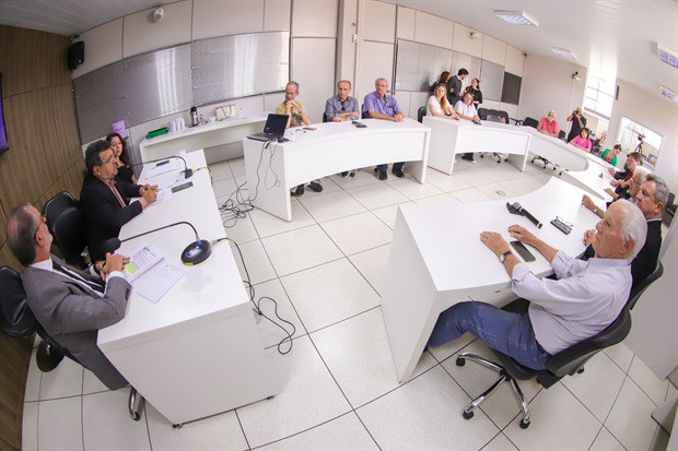 Reunião contou com a presença de comerciantes, lojistas e teve a participação de cidadãos interessados em debater a questão das vagas rotativas na cidade