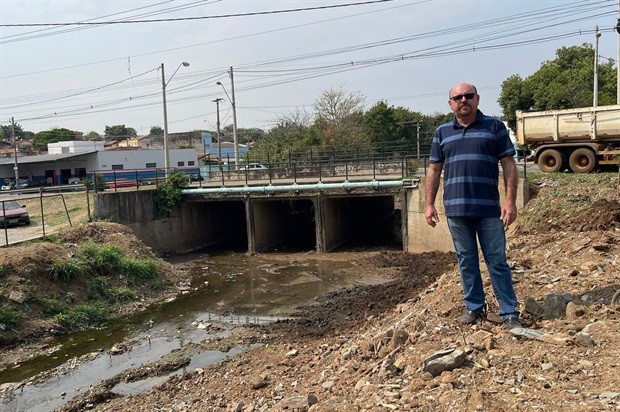 Segundo o vereador, lixo, terra, cascalho, mato e objetos descartados, como pneus e entulho, impediam o escoamento da água