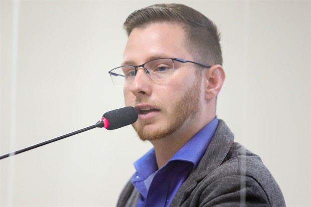 Gustavo Pompeo comentando, na tribuna, a necessidade de um centro de diagnóstico por imagem em Piracicaba