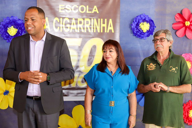 Homenagem foi entregue na sede da escola, em solenidade que contou com a participação dos alunos e professores da escola