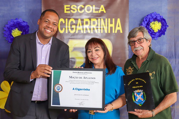 Homenagem foi entregue na sede da escola, em solenidade que contou com a participação dos alunos e professores da escola
