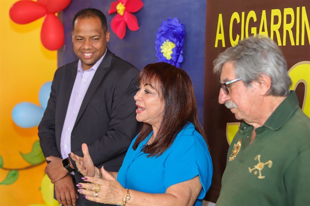 Homenagem foi entregue na sede da escola, em solenidade que contou com a participação dos alunos e professores da escola