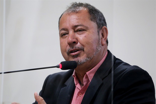 Zezinho Pereira faz uso do artigo 44 do Regimento Interno para discursar na tribuna na noite desta quinta-feira (22)