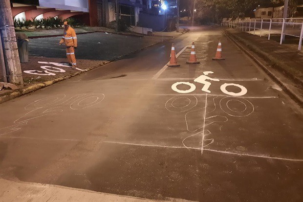 As faixas de espera exclusiva foram pintadas na madrugada da última quinta-feira (22)