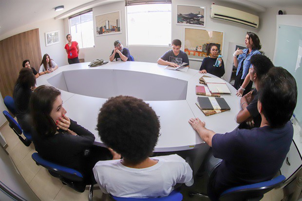 Visita dos alunos da escola estadual Barão do Rio Branco no setor de Gestão de Documentação e Arquivo da Câmara