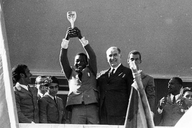 Pelé ergue a Taça Jules Rimet ao lado do então presidente Emílio Garrastazu Médici / Créditos: Acervo/Gazeta Press