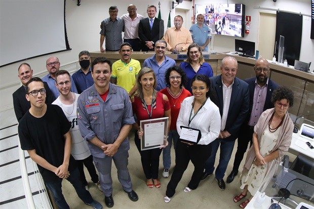 Servidora Ana Lúcia Gomes Fernandes foi homenageada por empenho na obtenção do AVCB pela Câmara