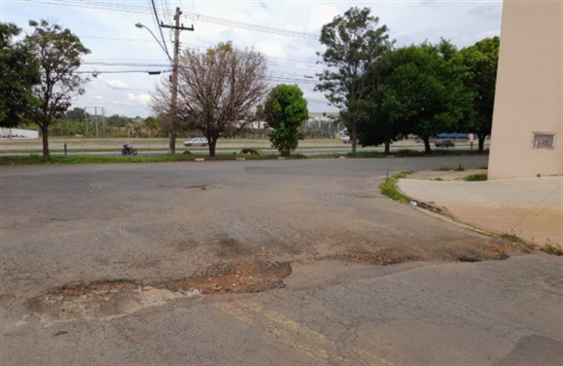 Local apresenta erosão na via 