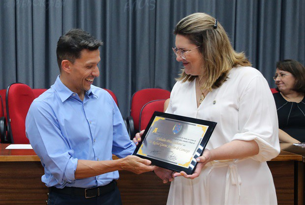 Rafael recebe a placa alusiva ao Título de Cidadão Piracicabano
