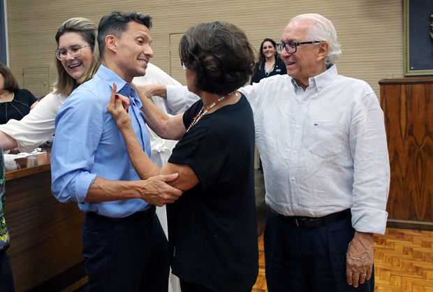 Cerimônia de entrega do Título de Cidadão Piracicabano ao Dr. Rafael Guena Jardim de Camargo, realizada na Câmara na noite desta sexta (25), congregou amigos e familiares 