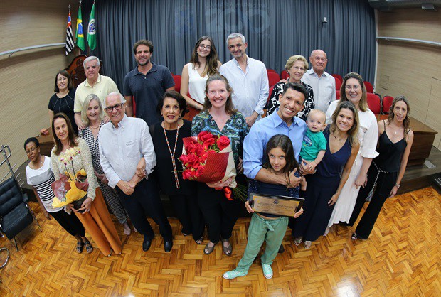 Cerimônia de entrega do Título de Cidadão Piracicabano ao Dr. Rafael Guena Jardim de Camargo, realizada na Câmara na noite desta sexta (25), congregou amigos e familiares 