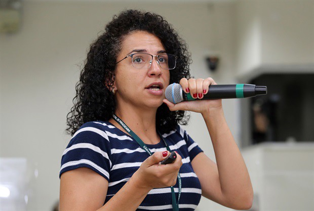 Dayane Cristina Soldan explicou, aos estudantes, aspectos históricos da cidade e da Câmara