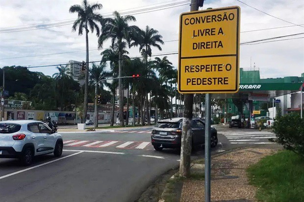 Conversão à direita só é permita quando houver sinalização específica a autorizando 
