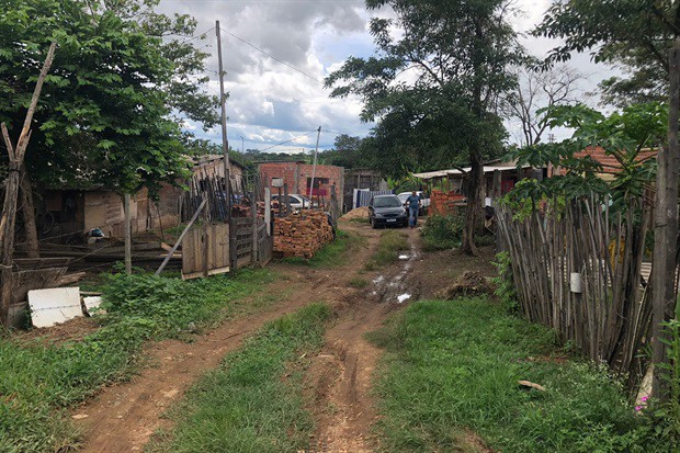 Sílvia Morales conversou com moradores locais e recebeu as demandas da comunidade