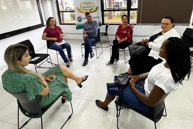 As estagiárias Flávia Gonçalves, Lilian Eusebio e Vanusa Bugin, em reunião com Kawai, Érica e Mariane Pereira