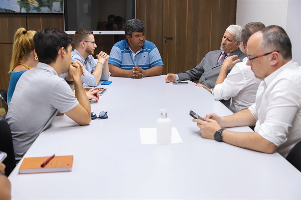 Achile Mario Alesina Jr. foi recebido por vereadores e assessores na Sala da Presidência da Câmara, na tarde desta terça-feira (17)