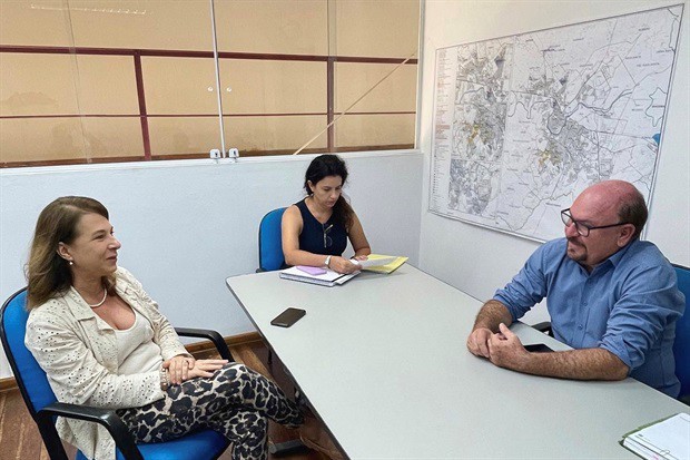 Vereador Anilton Rissato falou com a secretária sobre assuntos referentes aos serviços oferecidos pela pasta