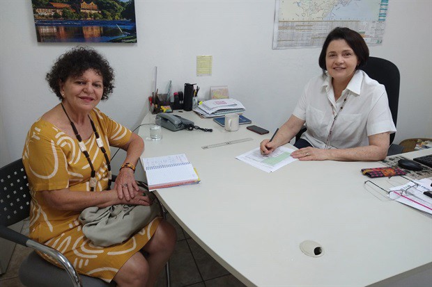 Vereadora Rai de Almeida (à direita) e secretária Nancy Thame (à esquerda)
