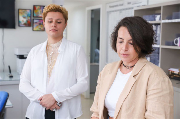 Gabriel Venâncio, à esquerda, fez a pesquisa sob orientação de Giovanna Calabria (à direita)