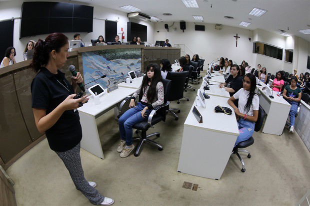 A servidora Erica Dinis ministrou palestra aos estudantes no último dia 13