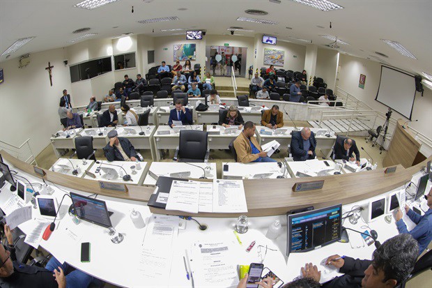Vereadores cobraram aplicação da Lei Complementar que garante a regularização
