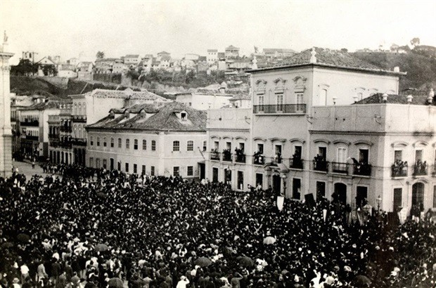 Em 1888, foi assinada a Lei Áurea pela Princesa Isabel, que aparece na sacada do prédio
